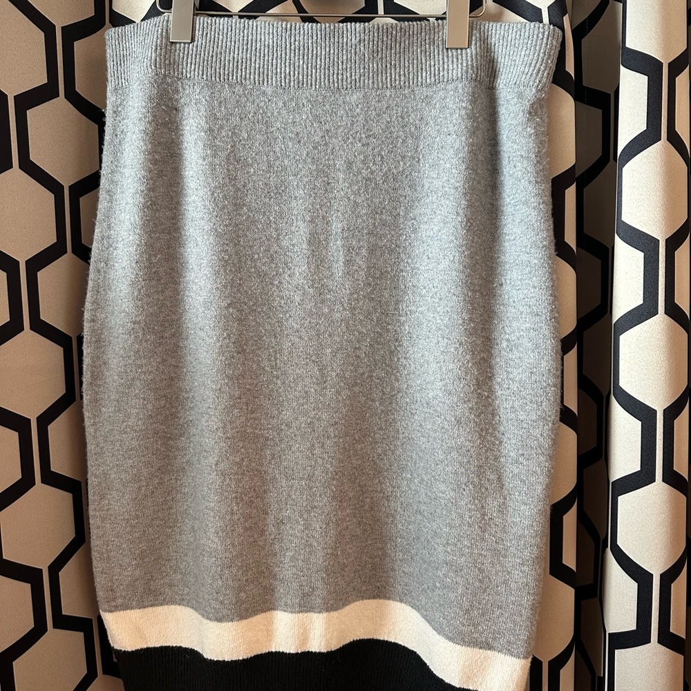 Elegant Gray Knit Skirt